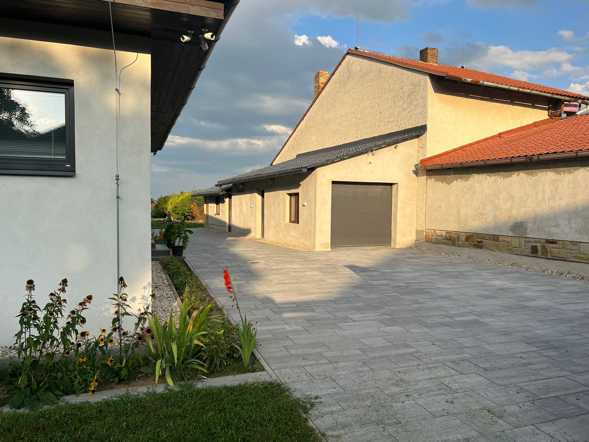 Privátní vjezd a chodník