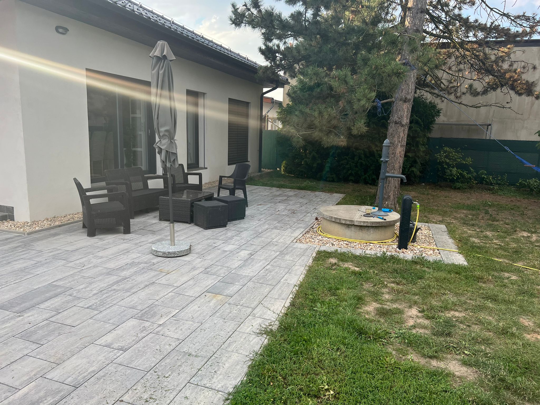 Pokládka dlažby u domu